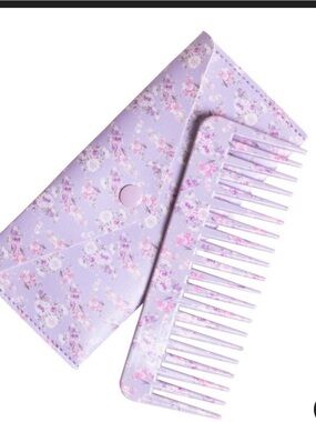 LoveShackFancy Wide-Tooth Comb - in Happy Thoughts Hibiscus 💜🎀